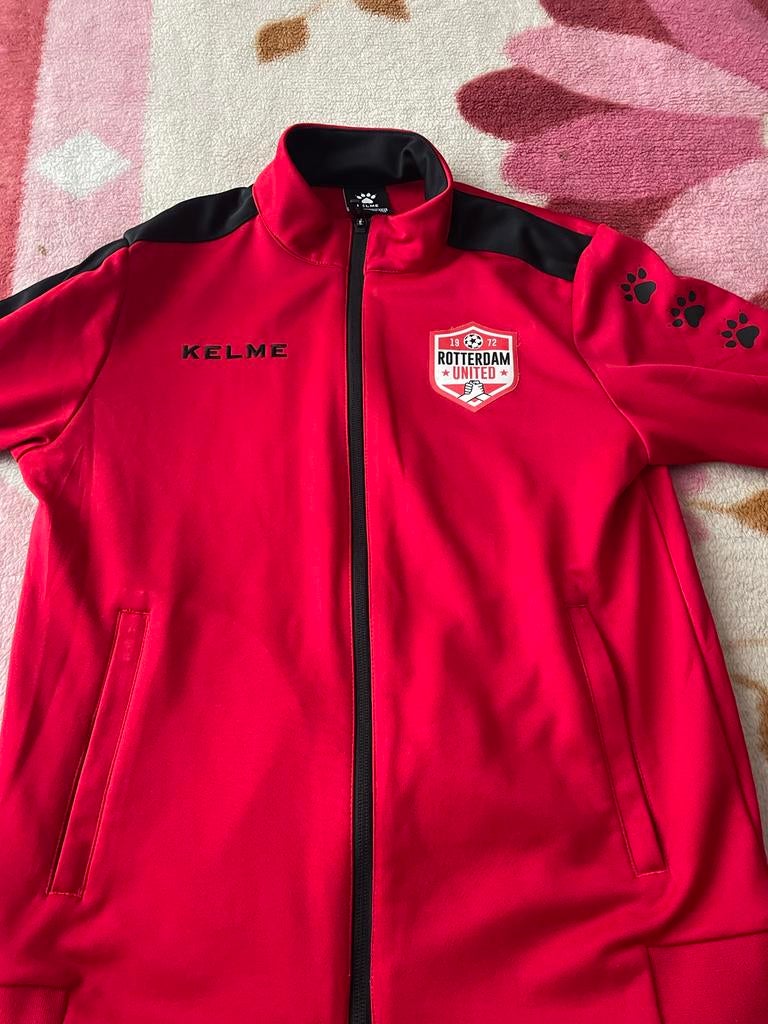 Kelme Trainingspak Rotterdam United - Rood/Zwart, Overige maten, Ophalen of Verzenden, Zo goed als nieuw, Voetbal