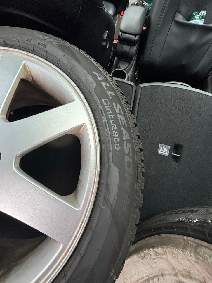 Twee Volvo S40/V50 velgen met Pirelli All Season SF3, Auto-onderdelen, Banden en Velgen, Banden en Velgen, All Season, 17 inch