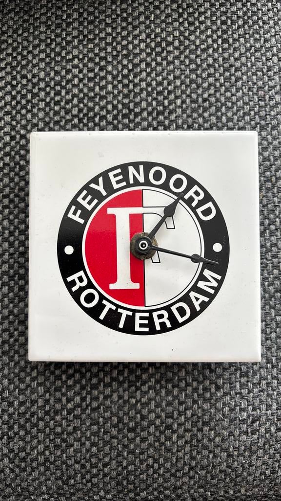 Klokje met Feyenoord afbeelding. 10x10cm, Huis en Inrichting, Woonaccessoires | Klokken, Ophalen, Zo goed als nieuw, Analoog, Wandklok