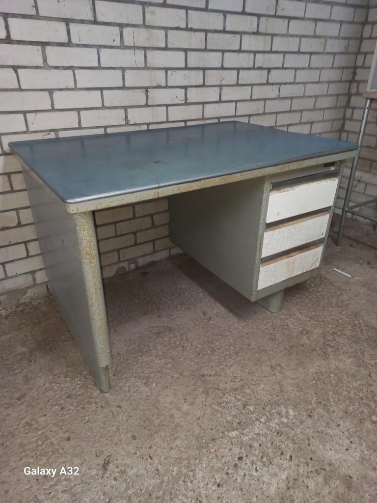 Ijzeren bureu met kunststof blad., Huis en Inrichting, Bureaus, Ophalen, Gebruikt