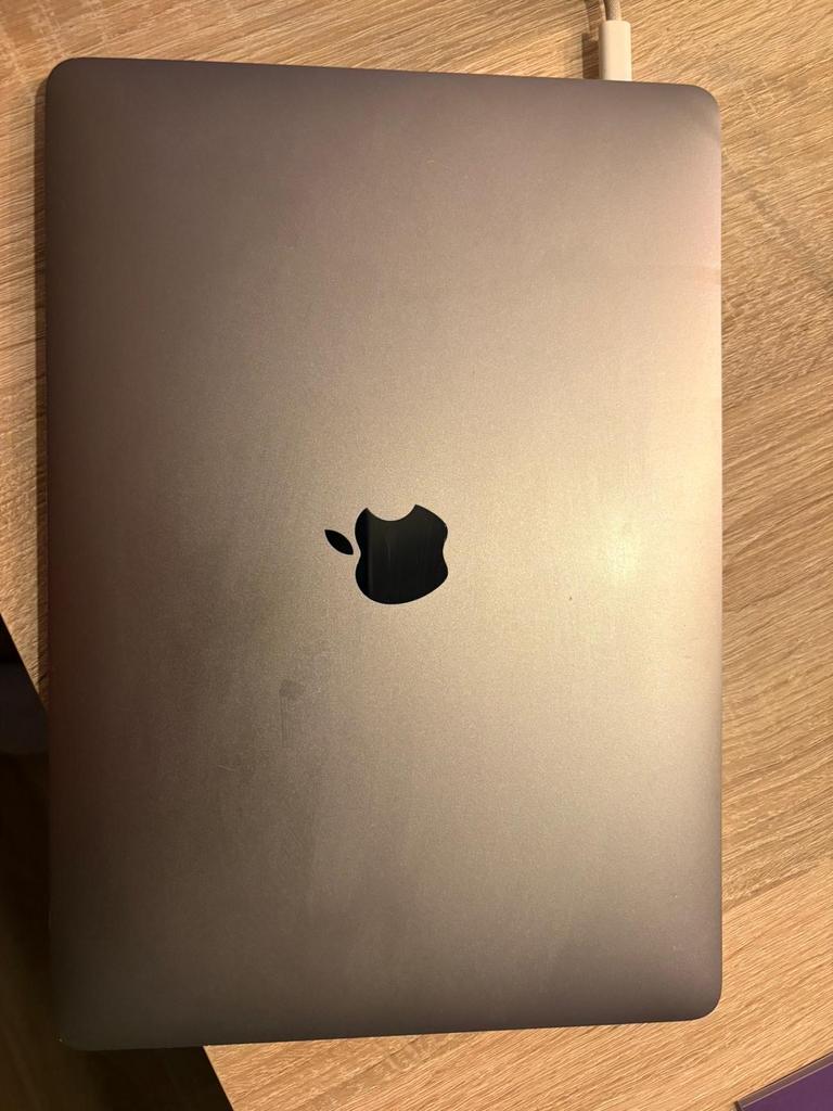 MacBook Pro 2018 & iPhone 13 rood, Computers en Software, Apple Macbooks, Gebruikt, 2 tot 3 Ghz, Qwerty, 13 inch