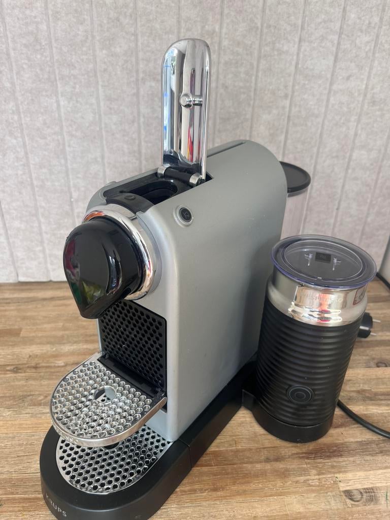Nespresso krups met melkopschuimer| defect !, Ophalen, Koffiemachine, Niet werkend, Koffiepads en cups