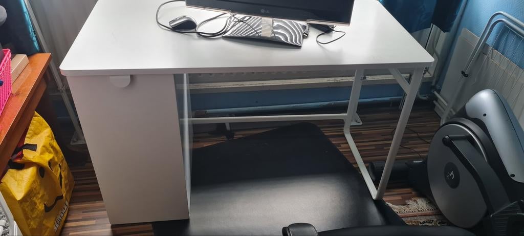 Bureau met gratis Bureaustoel, Tuin en Terras, Ophalen of Verzenden, Zo goed als nieuw, Kunststof, Overige typen