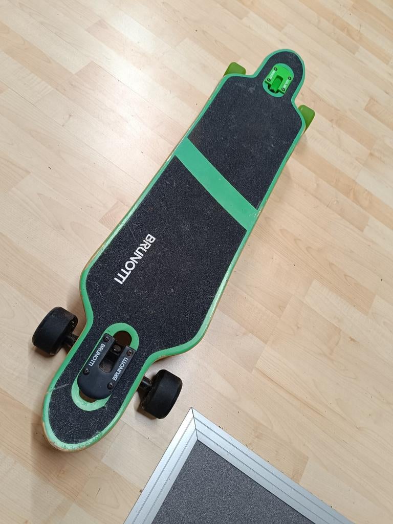 Brunotti longboard, goede wielen en lagers, Sport en Fitness, Skateboarden, Gebruikt, Ophalen of Verzenden, Longboard