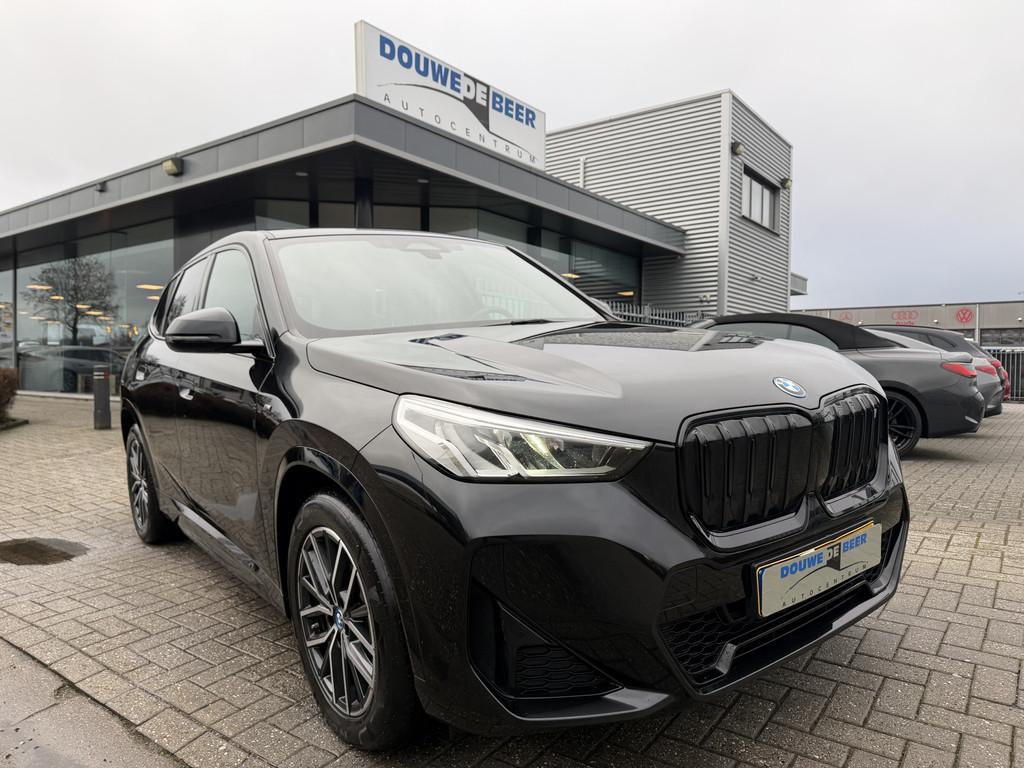 BMW iX1 xDrive30 M sport 67 kWh Pano-Dak | Leer | Stoelverw., Automaat, 12 maanden, Gebruikt, Zwart