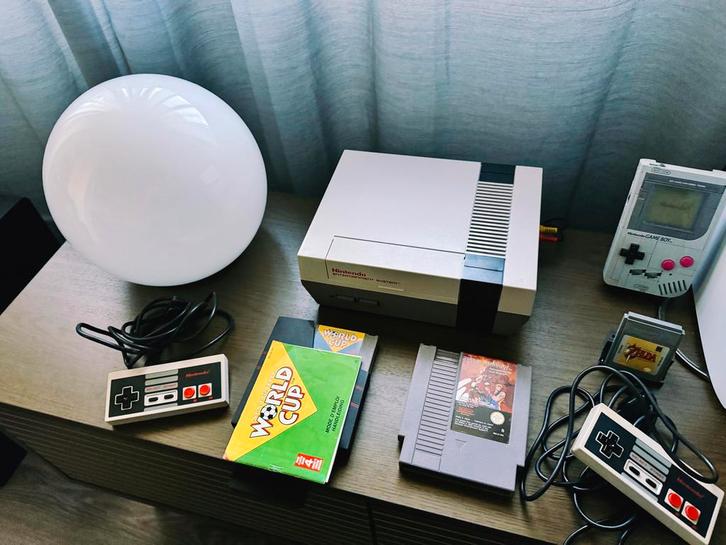 Nintendo NES console met 2 controllers en 2 spellen, Spelcomputers en Games, Spelcomputers | Nintendo NES, Zo goed als nieuw, Met 2 controllers