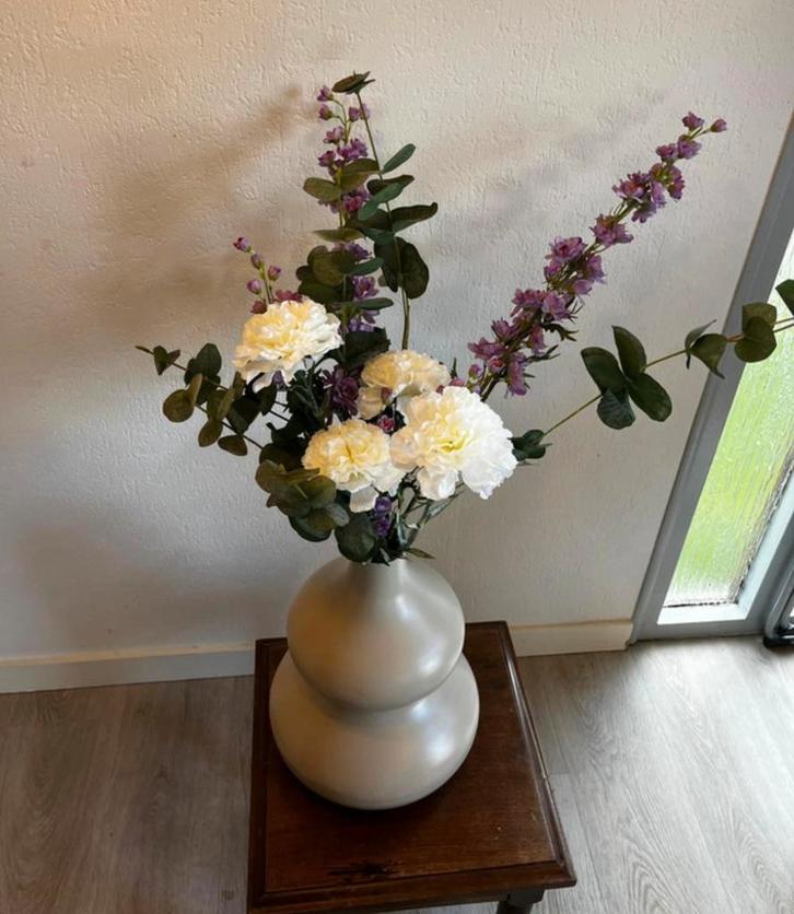 Eucalyptus en anjers kunstbloemen boeket wit lila nieuw, Huis en Inrichting, Woonaccessoires | Zuilen en Pilaren, Zo goed als nieuw