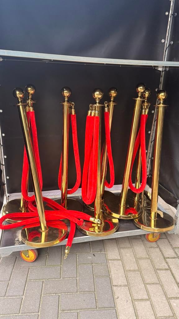 8 Gouden Afzetpaaltjes met Rode Koorden - Gebruikt, Hobby en Vrije tijd, Feestartikelen, Ophalen of Verzenden, Gebruikt, Versiering