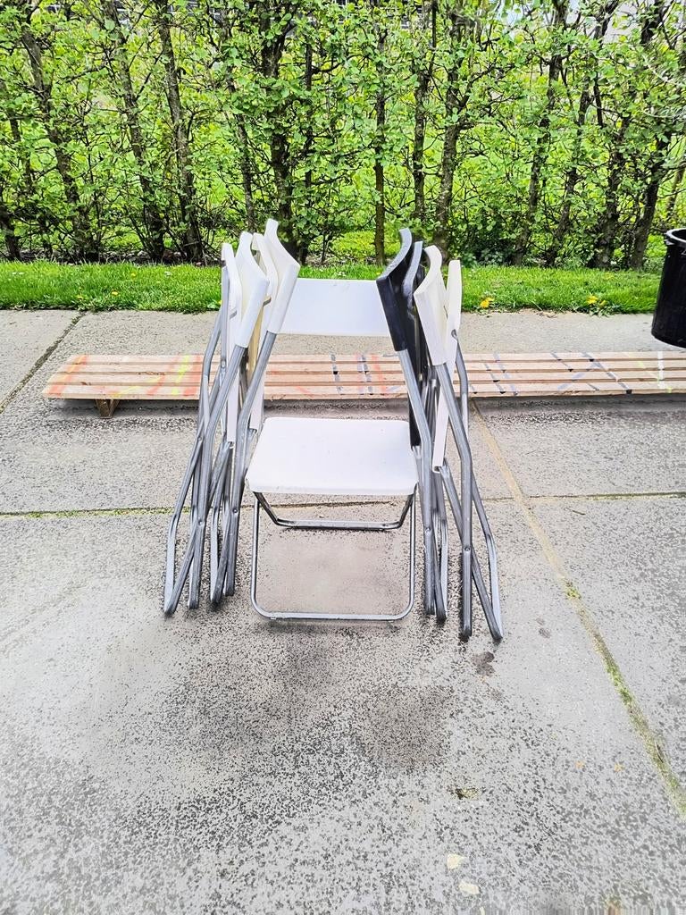 Opvouwbare stoellen 4 wit plus 1 zwart Ikea, Ophalen, Kunststof, Gebruikt, Zwart