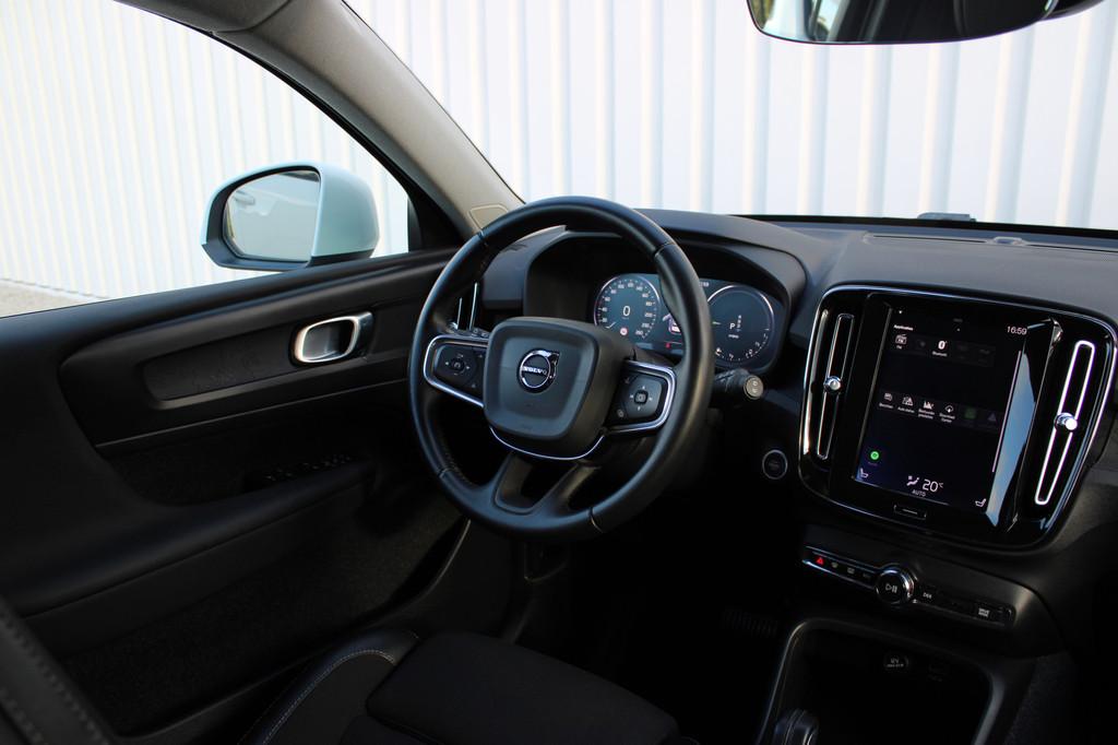 Volvo XC40 1.5 T5 Twin Engine Momentum Pro | Incl. 12 maande, Auto's, Volvo, 12 maanden, Stof, 1712 kg, Wit