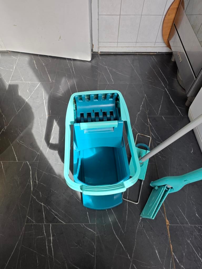 Leifheit, bestaande uit de Profi XL dweilpers en de Picobell, Ophalen