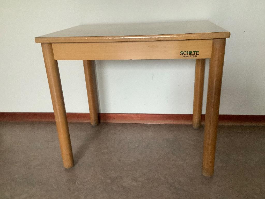 Schilte houten tafeltje kindertafel kleutertafel kinderkamer, Kinderen en Baby's, Kinderkamer | Tafels en Stoelen, Ophalen, Zo goed als nieuw