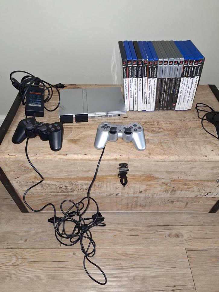 Playstaion 2 met 2 controllers met 16 spellen, Spelcomputers en Games, Spelcomputers | Sony PlayStation 2, Zo goed als nieuw, Met 2 controllers