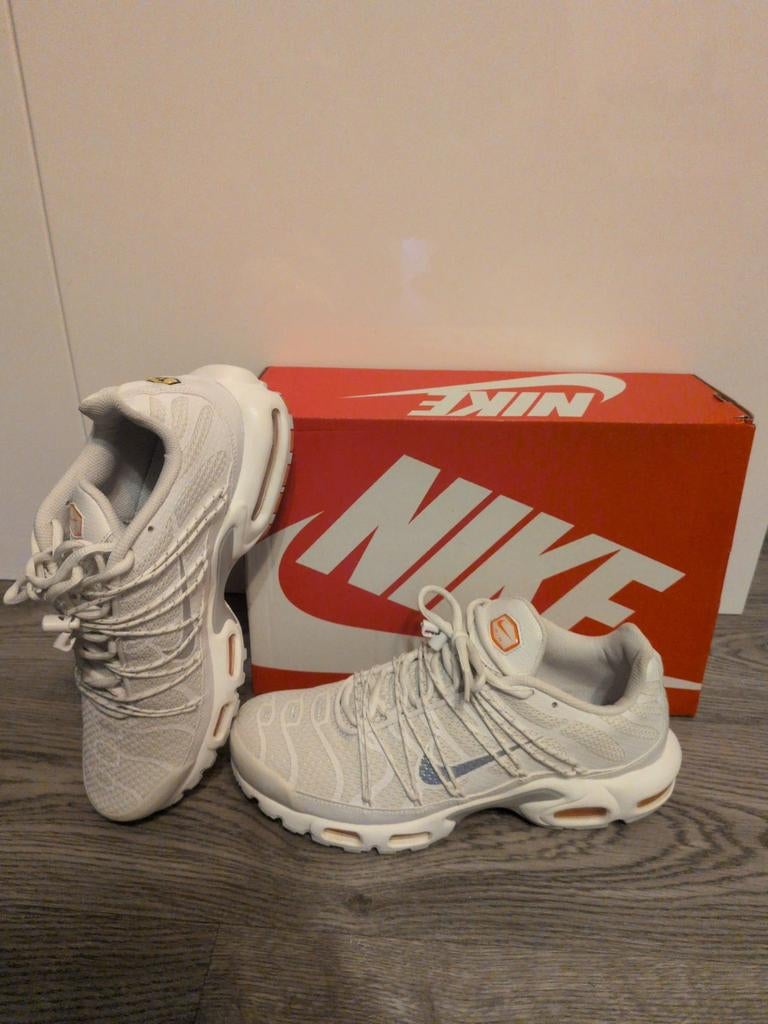 Nike Air Max Plus TN Utility Wit/Oranje Maat 44 Nieuw, Wit, Nike, Nieuw, Ophalen of Verzenden