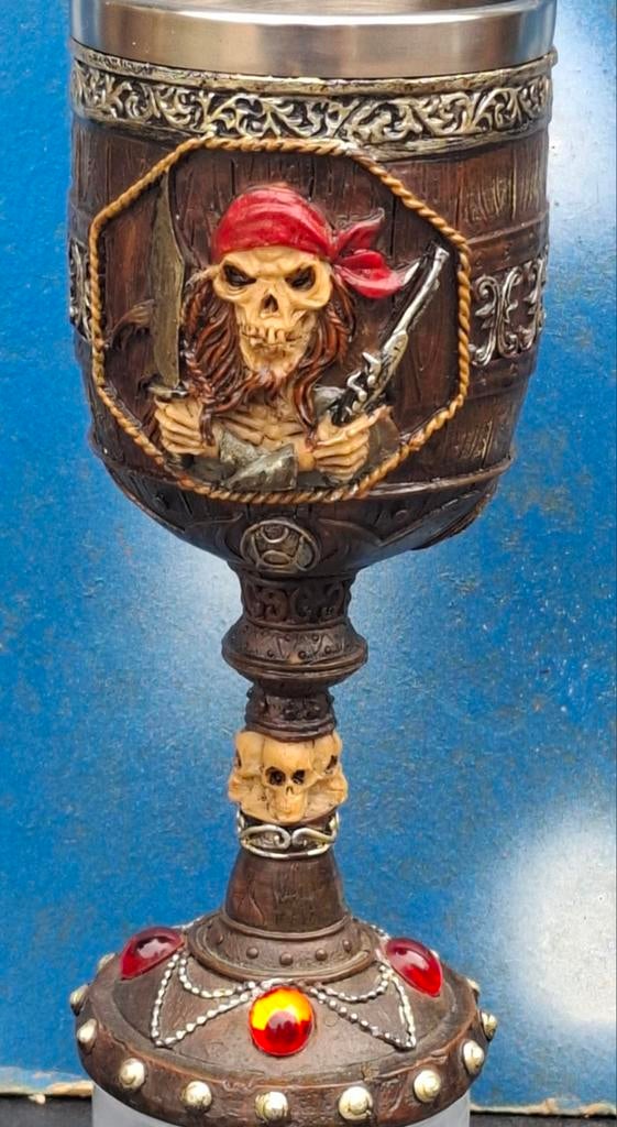 Pirate skull.  Wijnglas. Resin/aluminium.  17 cm., Ophalen