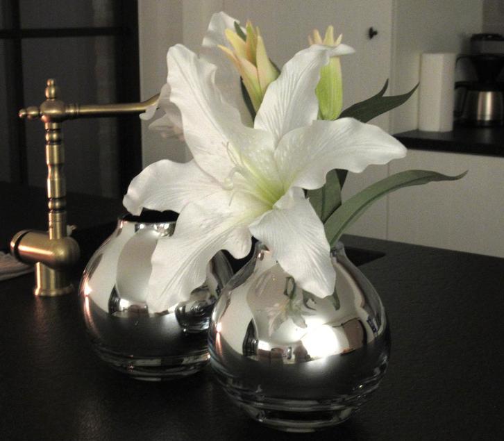 Menu & Qdo twee spiegelvazen in glas met bloemen, Huis en Inrichting, Woonaccessoires | Vazen, Zo goed als nieuw, Overige kleuren