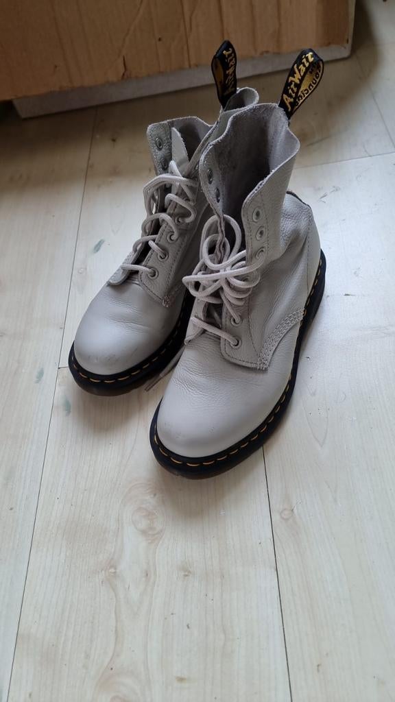 Crème kleur d'r Martens Virginia, Ophalen of Verzenden, Zo goed als nieuw, Beige