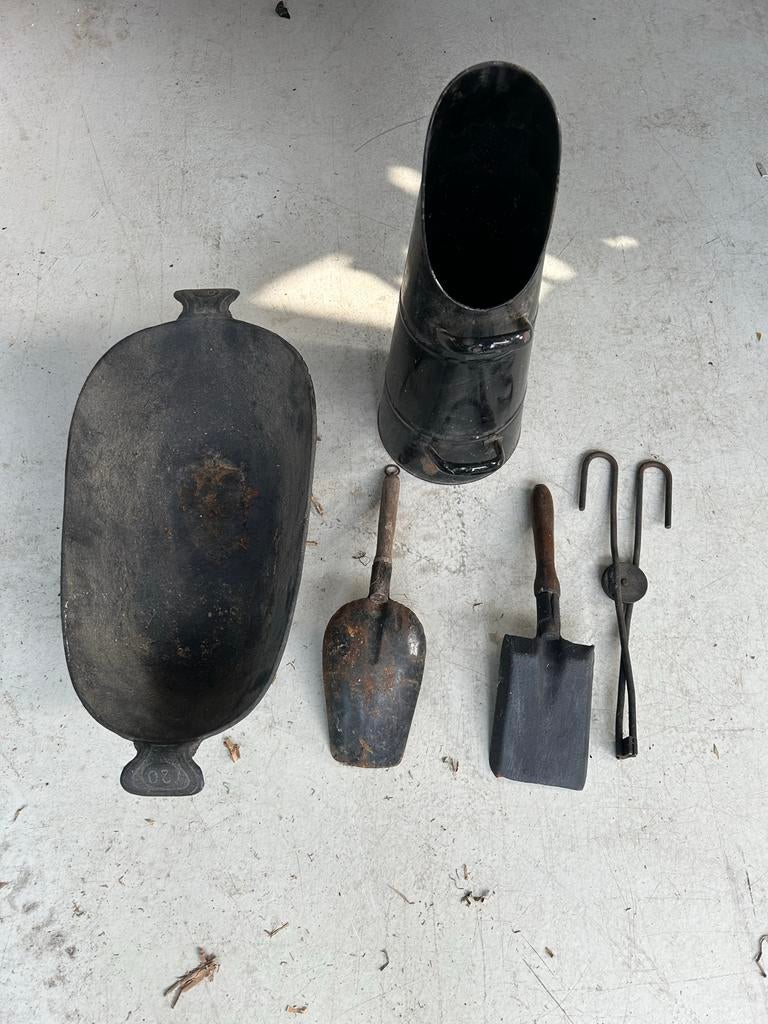 Antieke kolenset met scheppen, tang en kolenkit, Ophalen of Verzenden