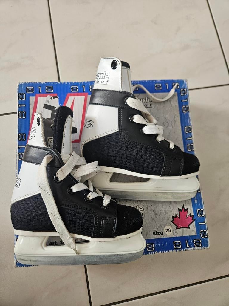 Maple Leaf kinder ijshockeyschaatsen - Maat 28, Sport en Fitness, IJshockey, Ophalen of Verzenden, Gebruikt, Schaatsen