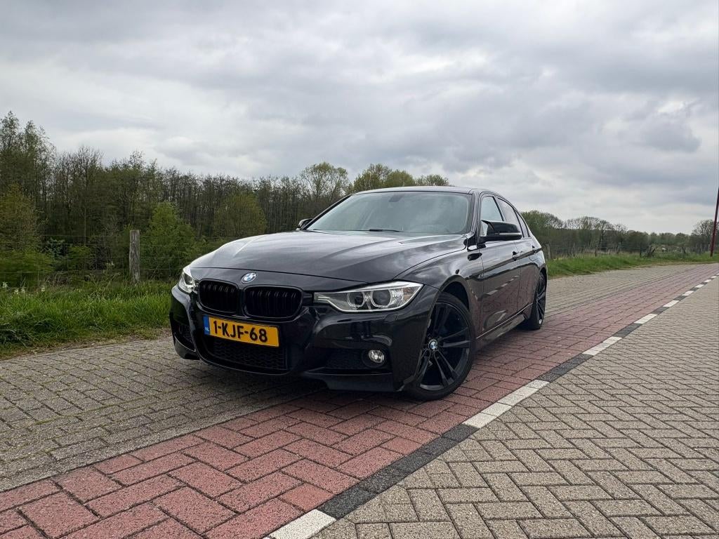 BMW 320i 2013 | NAP | APK | M-pakket | Goed rijdend, Auto's, Achterwielaandrijving, Zwart, 4 cilinders, Lichtsensor