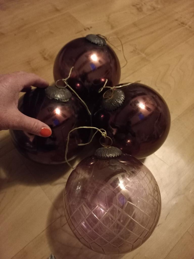 Grote glazen kerstballen, Ophalen