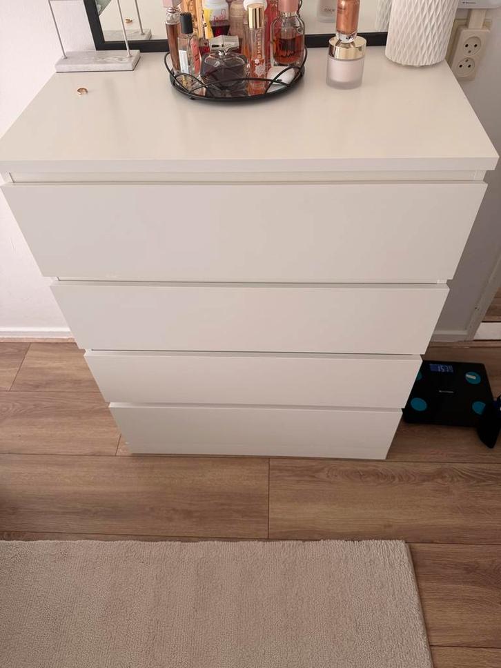 Witte ladekast met 4 lades - Modern en functioneel, Huis en Inrichting, Kasten | Ladekasten, Gebruikt, 100 tot 150 cm, 50 tot 100 cm