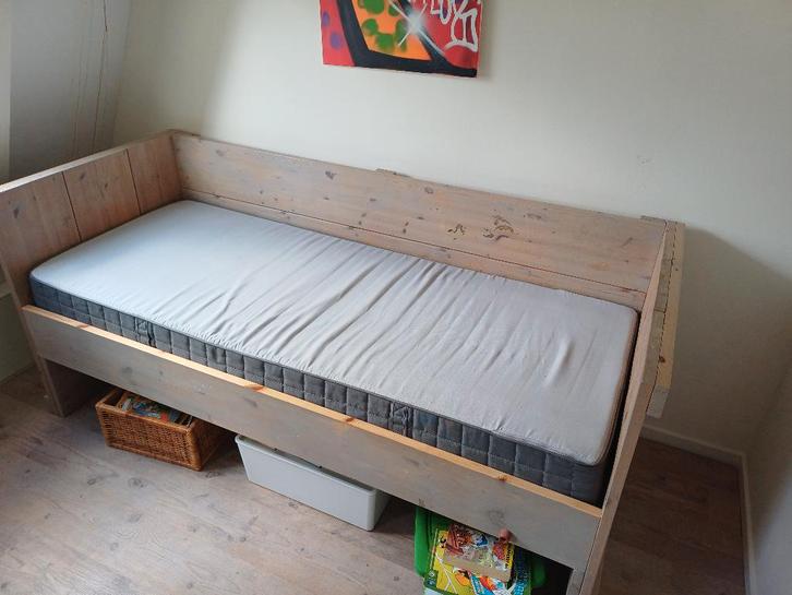 Robuust 1 persoons bed, Huis en Inrichting, Slaapkamer | Bedden, Gebruikt, Eenpersoons, 80 cm, 200 cm, Hout, Beige, Ophalen of Verzenden