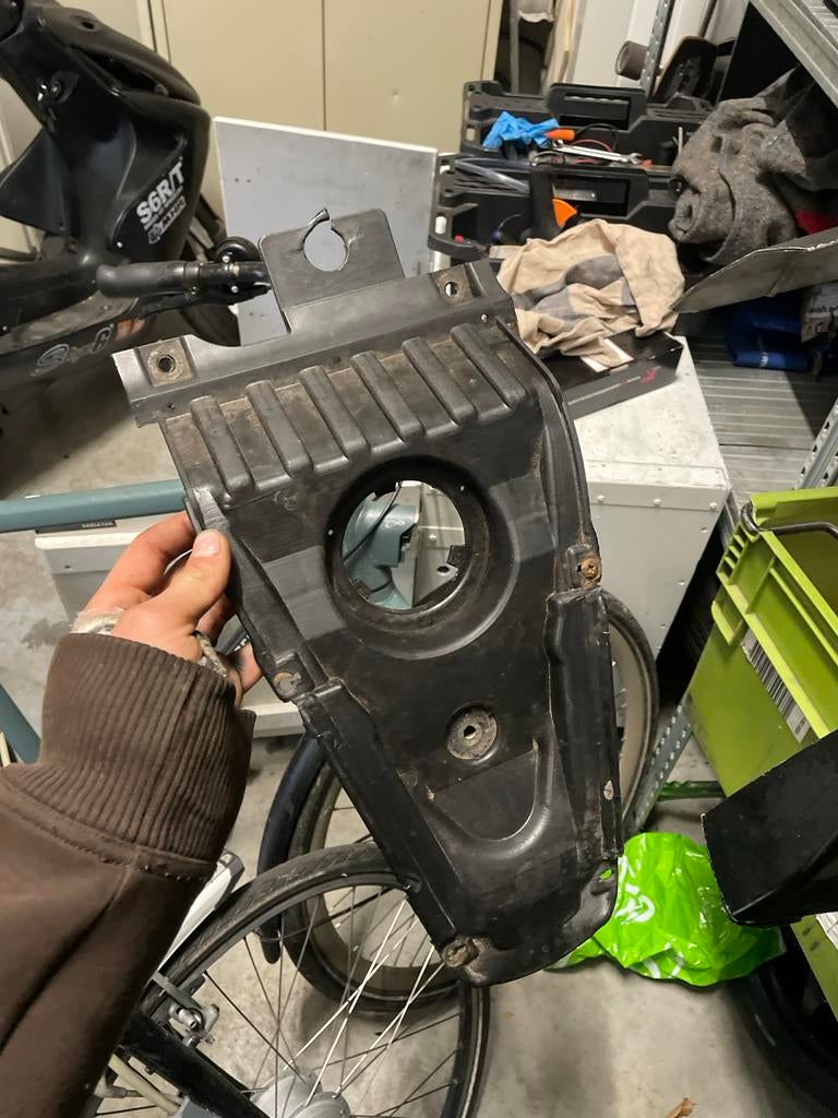 Plastic onderkuip Aerox achterzitje - GEEN afgebroken ophang, Ophalen of Verzenden, Gebruikt, Kap, Yamaha
