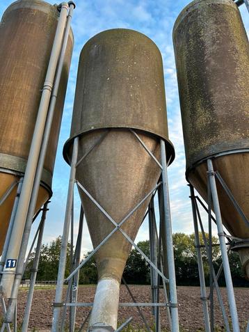 Voer silo’s voor brok of doppen beschikbaar voor biedingen