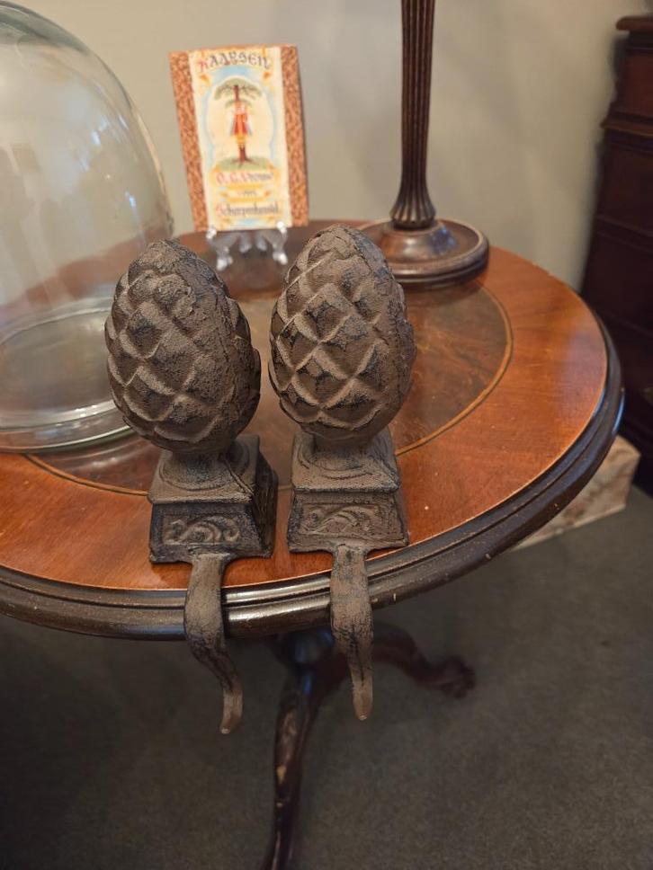 2 gietijzeren dennenappels met haak, Antiek en Kunst, Curiosa en Brocante, Ophalen of Verzenden