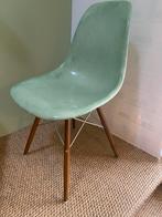Mintgroene fiberglass stoel met houten dsw onderstel, Gebruikt, Verzenden, Eames, Onbekend