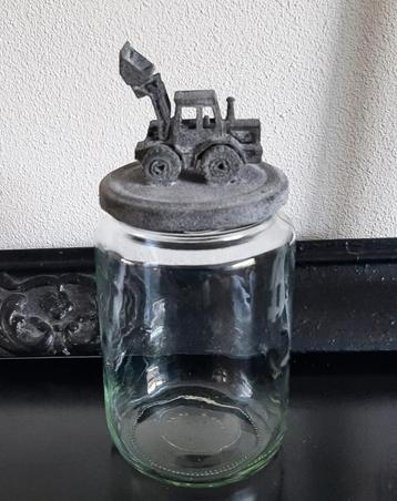 Glazen potjes met betonlook deksel en figuurtjes beschikbaar voor biedingen