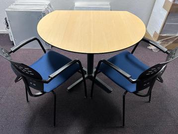 Tafel met 2 stoelen beschikbaar voor biedingen