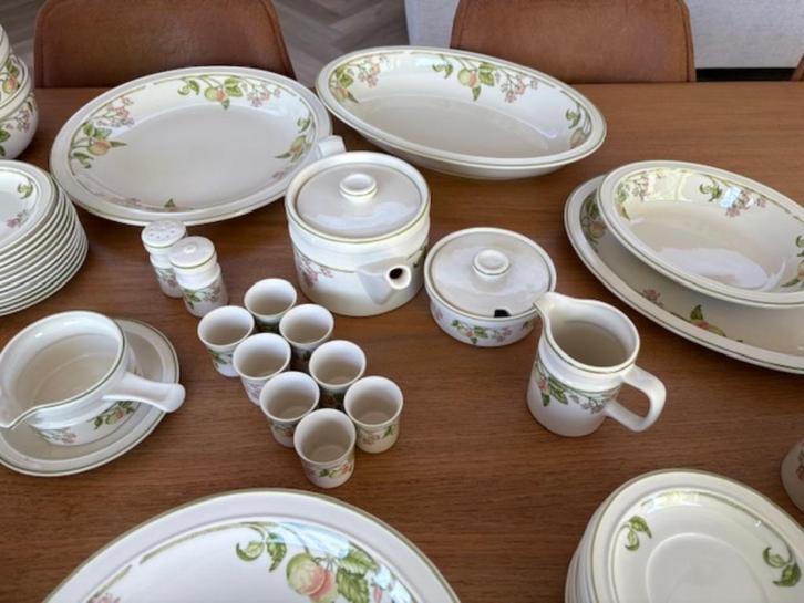 WEDGWOOD WILD APPLE SERVIES, ZGAN, 94 DELIG, OPHALEN, Huis en Inrichting, Keuken | Servies, Zo goed als nieuw, Compleet servies