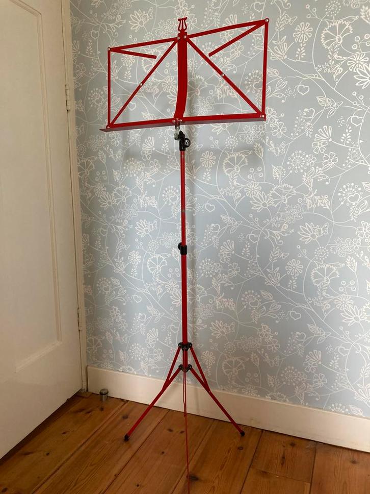 Muziekstandaard opvouwbaar (rood metaal), Muziek en Instrumenten, Standaards, Gebruikt, Muziekstandaard, Ophalen