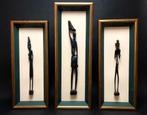 Set van 3 hand gesneden Afrikaanse figuren in glazen vitrine, Ophalen of Verzenden