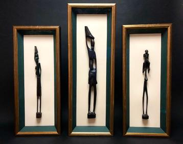 Set van 3 hand gesneden Afrikaanse figuren in glazen vitrine beschikbaar voor biedingen