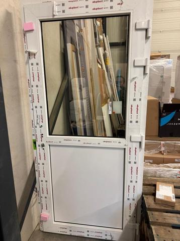 Witte PVC stockdeur aan 50% korting!  beschikbaar voor biedingen