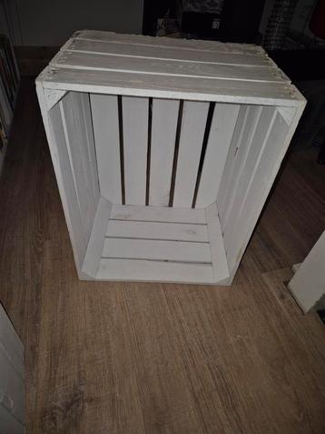 2 houten kisten wit beschikbaar voor biedingen