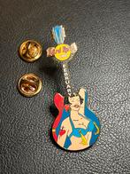 Hard Rock Cafe Amsterdam gitaar pin - Februari 2004, Verzamelen, Speldjes, Pins en Buttons, Onbekend, Ophalen of Verzenden, Zo goed als nieuw