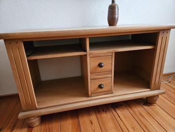 Televisiekastje beschikbaar voor biedingen