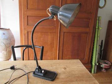 Antieke bureaulamp beschikbaar voor biedingen