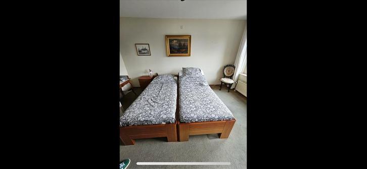 Twee electrische eenpersoonsbedden, Huis en Inrichting, Slaapkamer | Bedden, Zo goed als nieuw, Eenpersoons, 90 cm, 200 cm, Hout