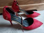 Elegante rode pumps maat 39 met gouden details, Kleding | Dames, Schoenen, Pumps, Ophalen of Verzenden, Onbekend, Gedragen