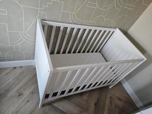 Ledikant SUNDVIK Ikea (wit) + matras, Kinderen en Baby's, Babywiegjes en Ledikanten, Zo goed als nieuw, Ledikant, Ophalen