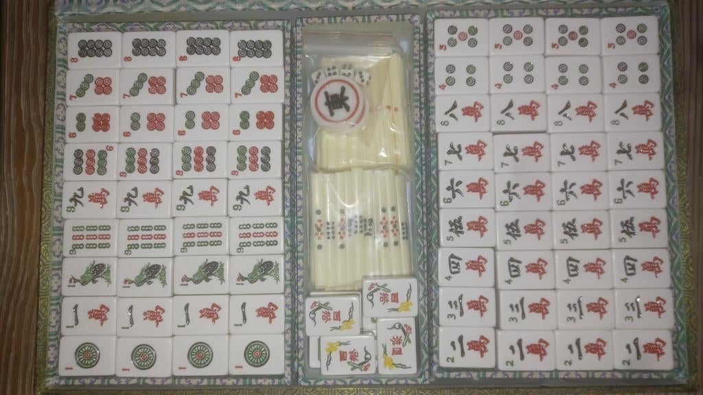 Compleet Mahjong spel in doos, 3-laags stenen 152  tiles, Ophalen of Verzenden, Zo goed als nieuw