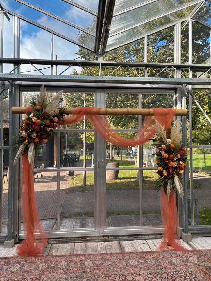 Bruiloft Backdrop - Bamboe Palen & Doek, Huis en Inrichting, Woonaccessoires | Dienbladen, Zo goed als nieuw, Hout, Overige vormen