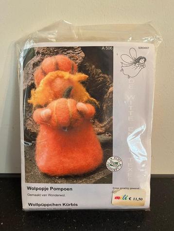 Zelfmaakpakket wolpopje pompoen atelier de Witte Engel beschikbaar voor biedingen