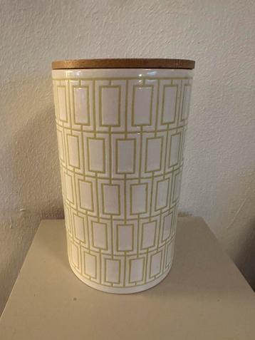 Voorraadpot met houten deksel beschikbaar voor biedingen