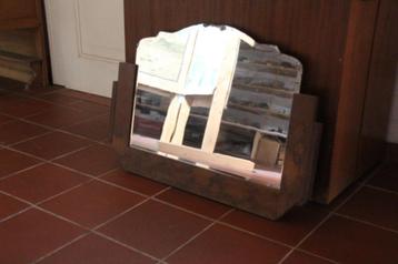 Een spiegel brocante beschikbaar voor biedingen